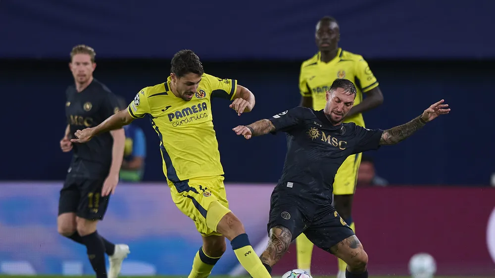 De Bruyne bên trái đang quan sát đồng đội tranh bóng với cầu thủ Villarreal (Ảnh: THX/AFP)