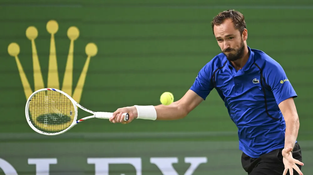 Medvedev sẽ tranh suất bán kết Shanghai Masters vào ngày mai (Ảnh: THX)
