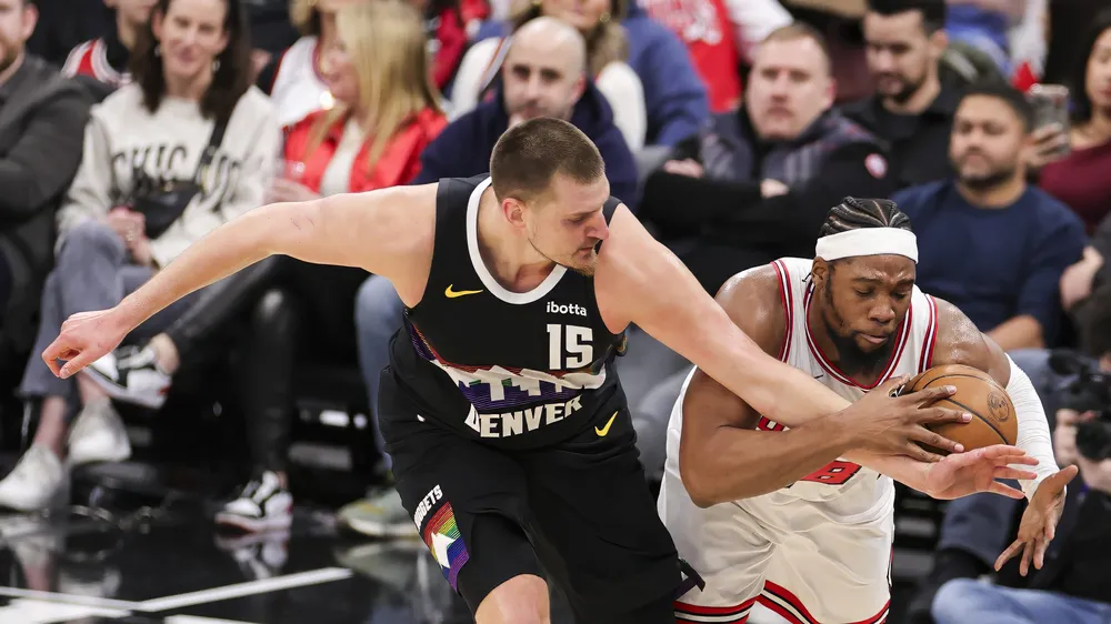 Nikola Jokic trong màu áo đen Denver Nuggets ở NBA mùa trước (Ảnh: THX)