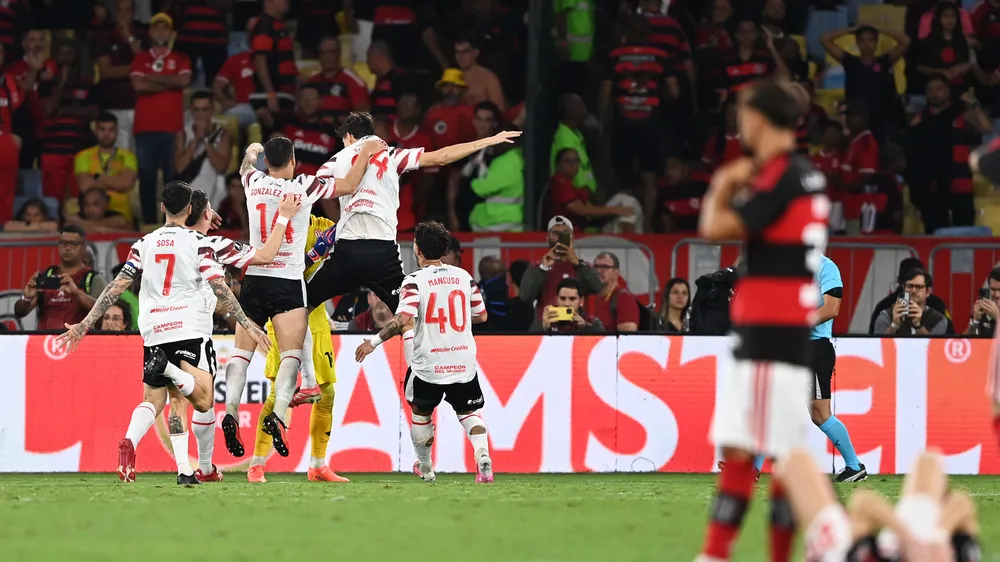 Các cầu thủ Estudiantes ăn mừng chiến thắng trước ánh mắt của Flamengo (Ảnh: THX)