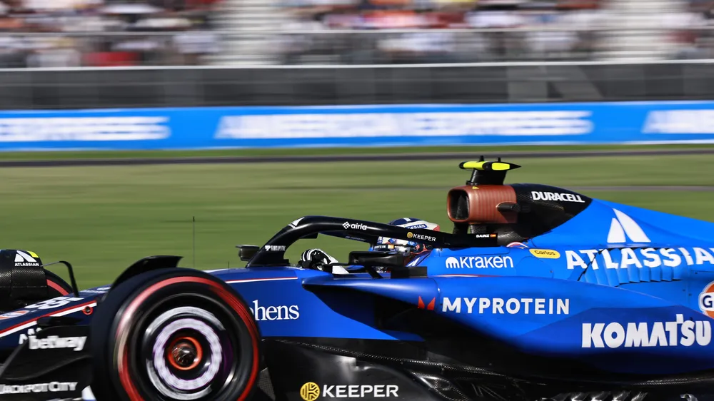 Carlos Sainz trên chiếc xe đua của mình (Ảnh: THX)