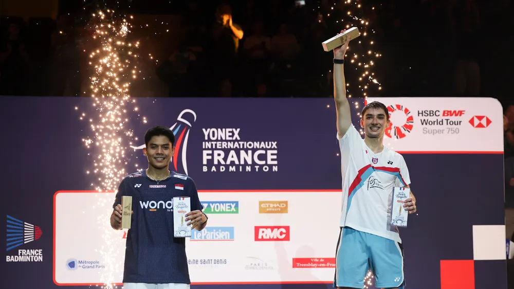 Popov giơ cao cúp vô địch French Open (Ảnh: THX)