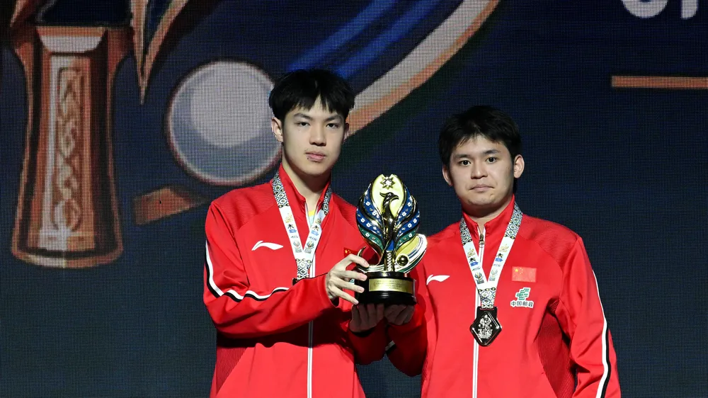 Lin Shidong bên phải và Huang Youzheng giành HCV đôi nam giải bóng bàn vô địch châu Á 2026 (Ảnh: THX)