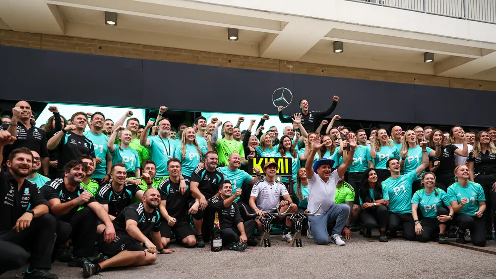 Mercedes ăn mừng chiến thắng cùng Antonelli sau chặng US Grand Prix (Ảnh: THX)