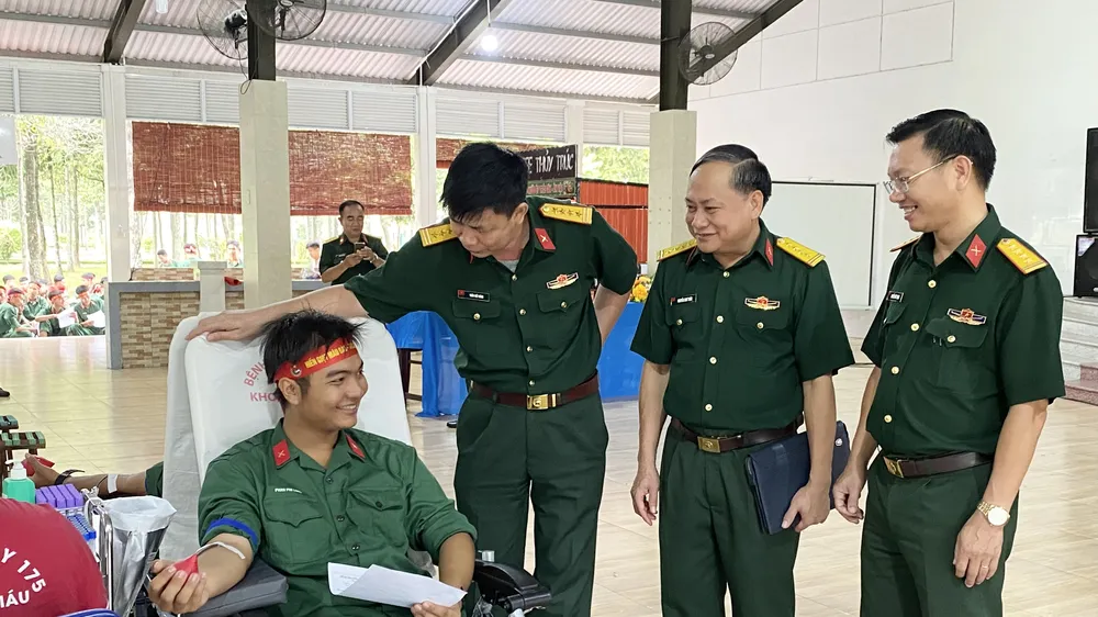 Giảng viên, học viên Trường Quân sự hiến hơn 350 đơn vị máu