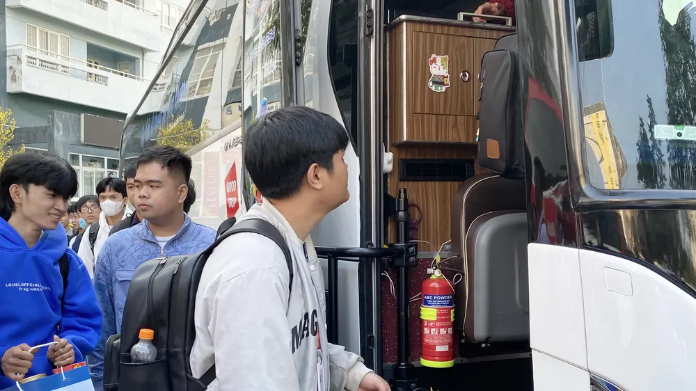 Tặng vé xe cho sinh viên và người lao động khó khăn về quê đón tết