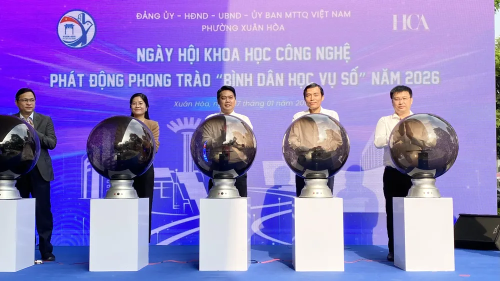 Sôi nổi ngày hội Khoa học công nghệ và Bình dân học vụ số phường Xuân Hòa
