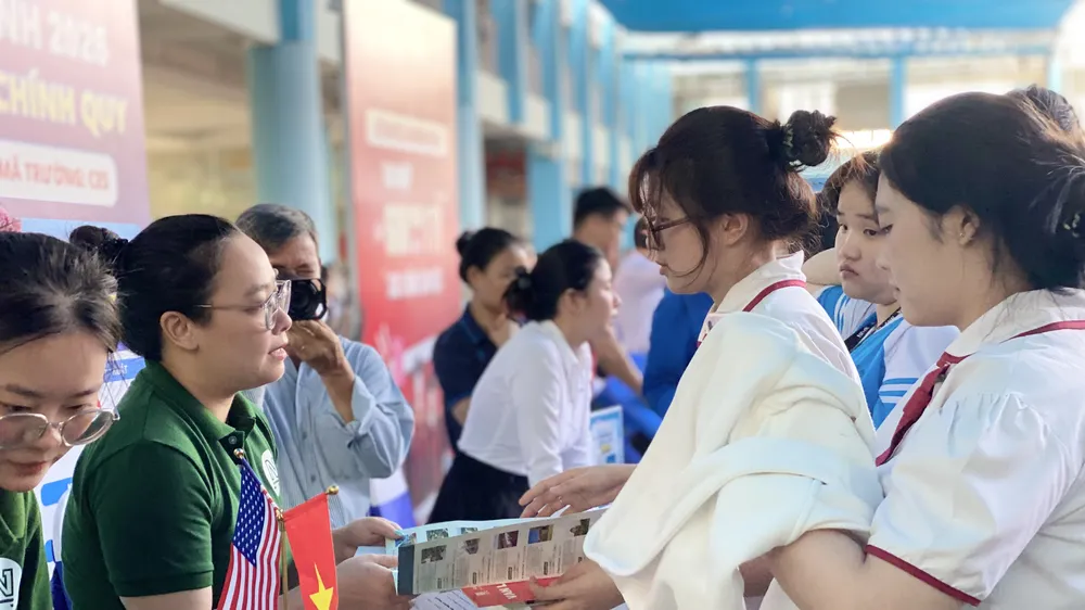 Gần 3.500 học sinh tìm hiểu, chọn nghề cho tương lai