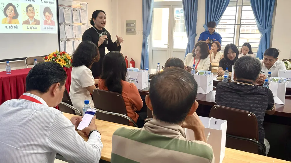 Tiến sĩ tâm lý Tô Nhi A tại buổi hội thảo "Khi con đến tuổi yêu"