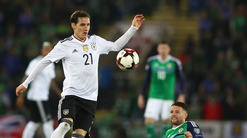 Sebastian Rudy (trái, Đức) mở tỷ số bằng cú sút tuyệt đẹp. Ảnh: Getty Images.