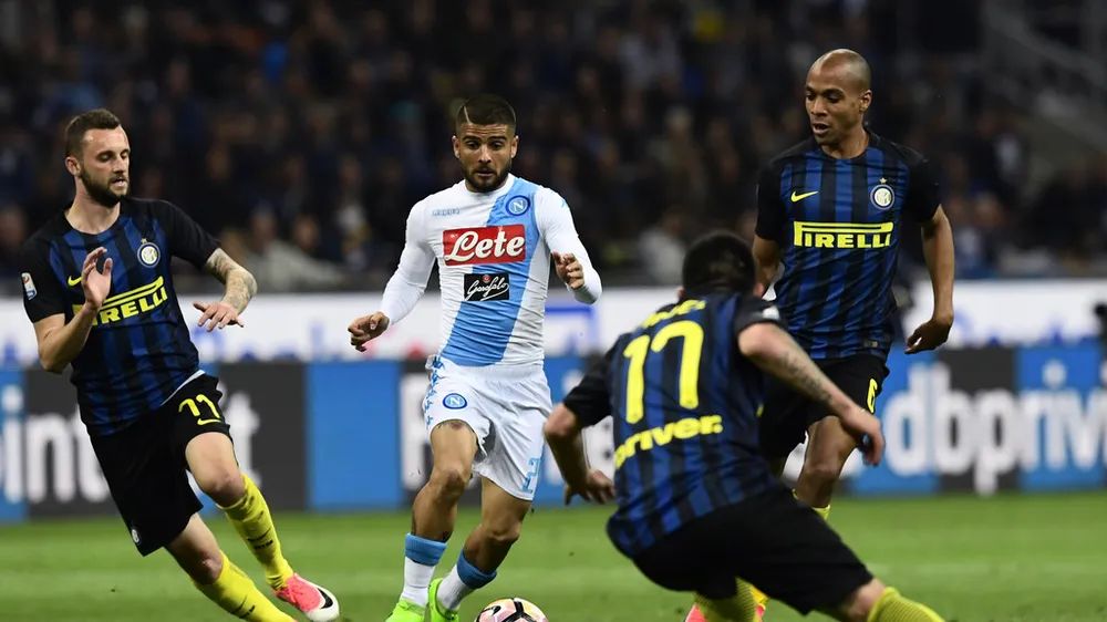 Lorenzo Insigne (Napoli) đi bóng giữa hàng thủ Inter. Ảnh Getty Images.
