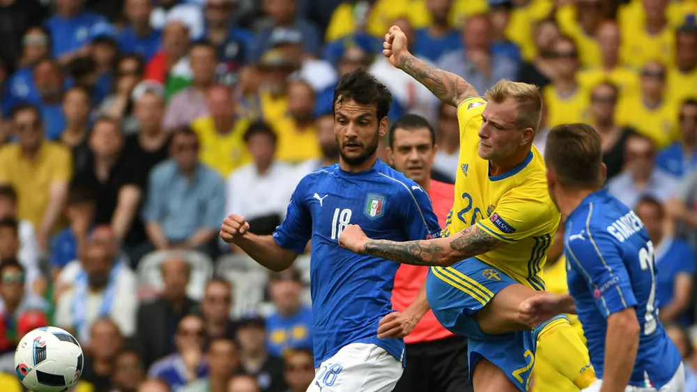 Tiền đạo John Guidetti (Thụy Điển) sút bóng giữa 2 hậu vệ Italia. Ảnh: Getty Images.