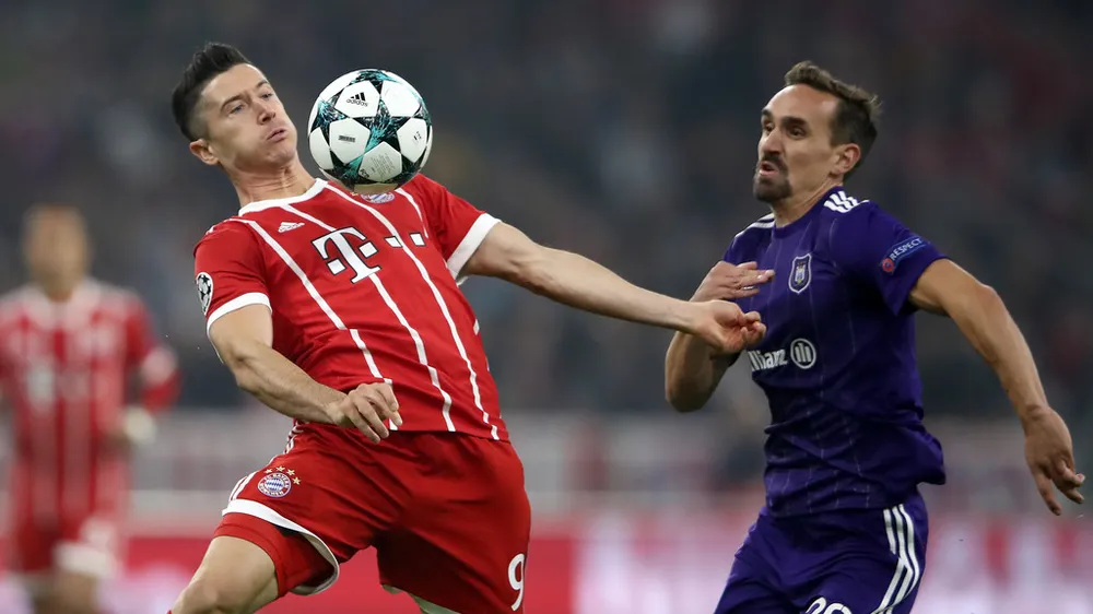 Robert Lewandowski (trái, bayern) kiểm soát bóng trước Sven Kums (Anderlecht). Ảnh: Getty Images.