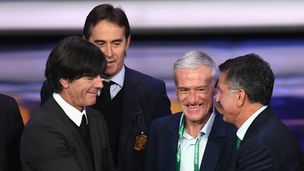 Các đại gia đều hân hoan. HLV Đức Joachim Loew, bắt tay Juan Carlos (Mexico), phía sau là HLV Tây Ban Nha Julen Lopetegui và HLV Pháp Didier Deschamps. Ảnh: Getty Images.