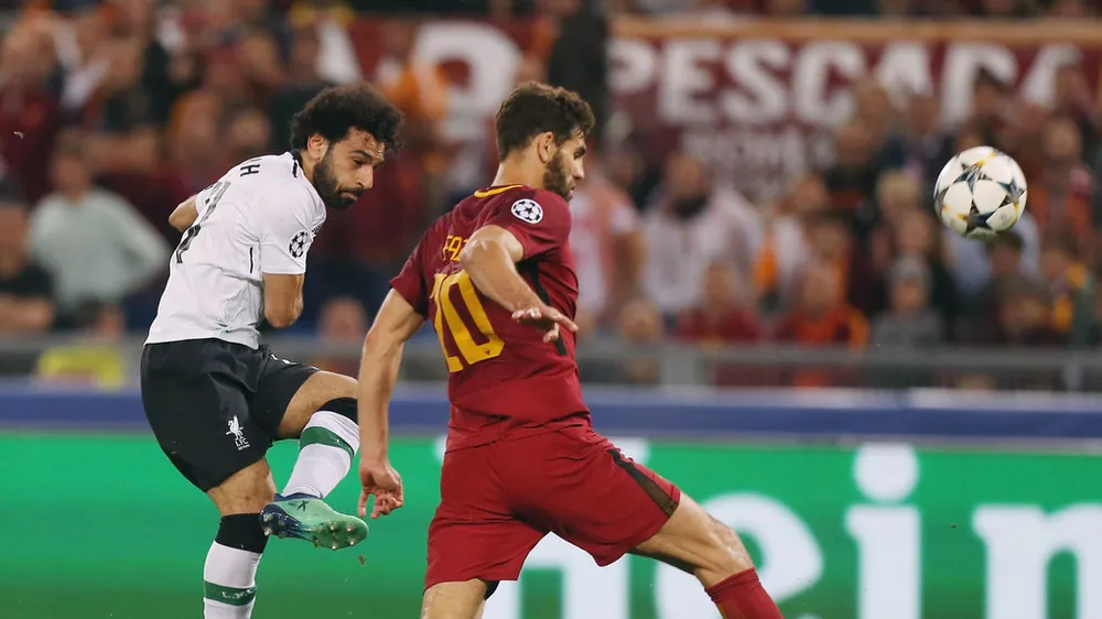 Mohamed Salah (trái, Liverpool) sút bóng trước hậu vệ Roma