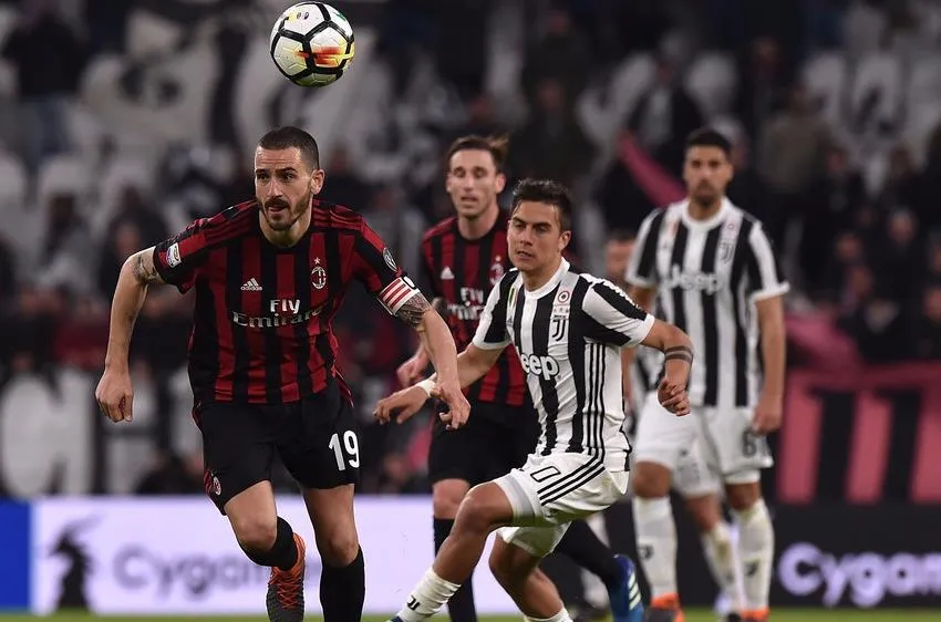  Leonardo Bonucci (trái, Milan) tranh bóng với Paulo Dybala (Juventus)