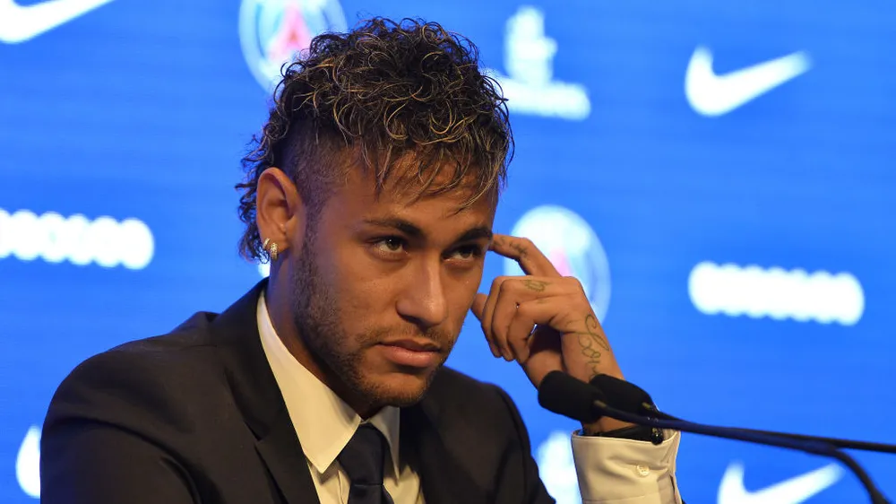 Neymar không có được nụ cười trong buổi họp báo.