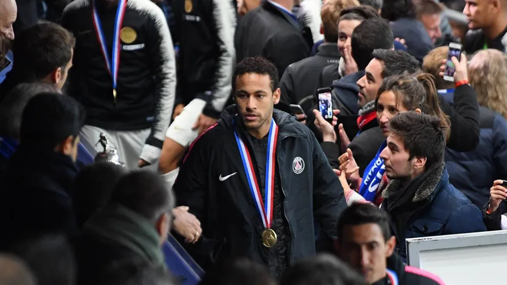 Neymar lãnh án treo giò vì tát CĐV