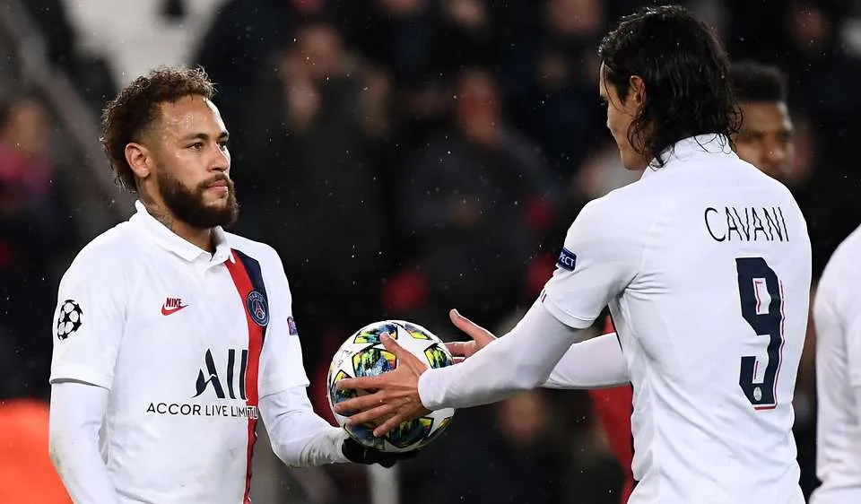 Vì sao Neymar phải nhường Cavani đá 11m