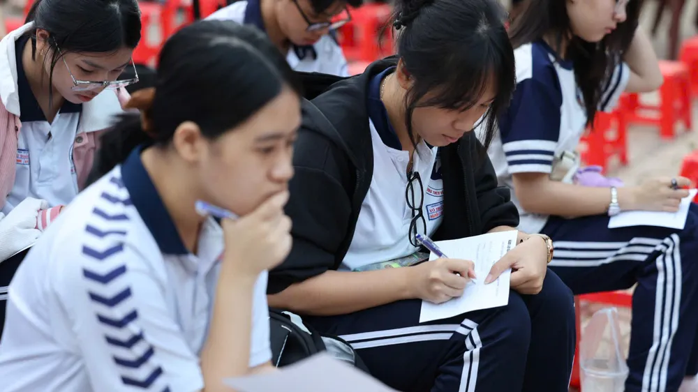 Thí sinh tìm hiểu thông tin trước kỳ thi lớp 10 năm 2025 ở TPHCM 