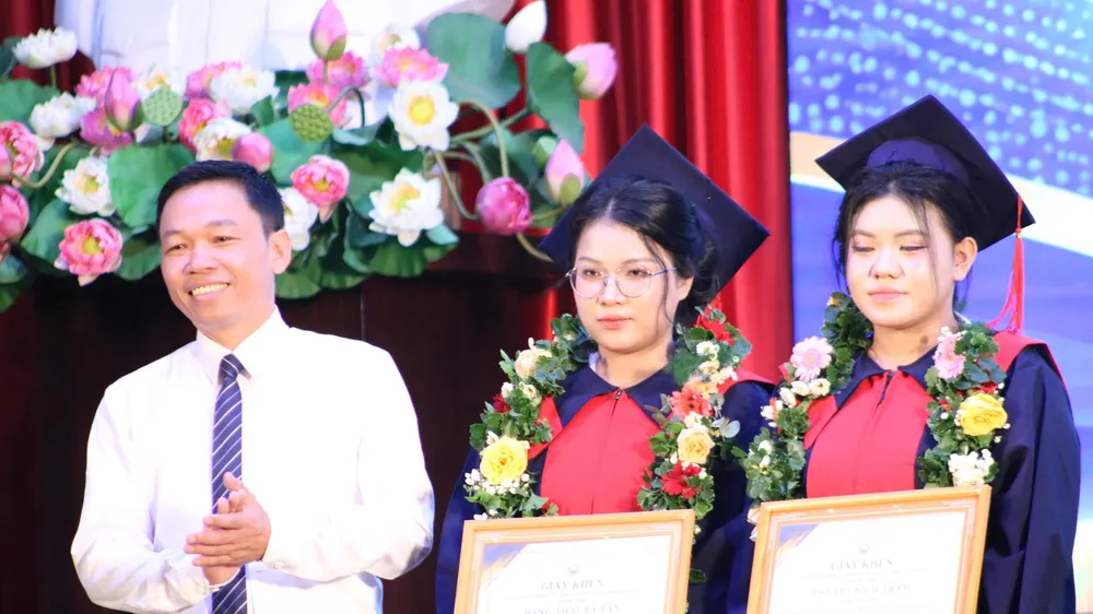 Xúc động lời thầy hiệu trưởng dặn dò tân cử nhân: “Đừng quá bận tâm mình sẽ bắt đầu ở vị trí nào”