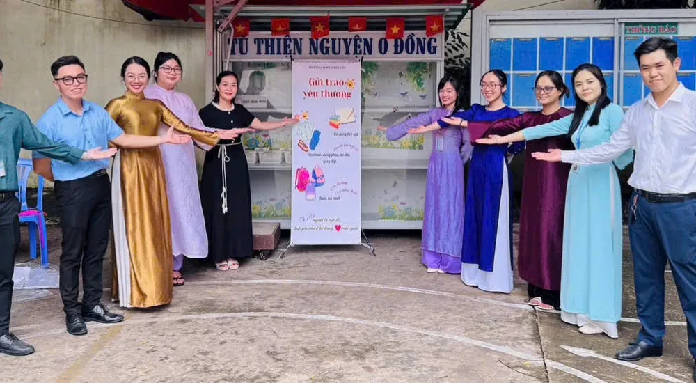 Gian hàng đặc biệt mang tên "Tủ thiện nguyện 0 đồng" tại Trường THPT Bình Tân