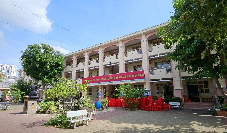 Triều cường dâng cao, một trường học ở TPHCM cho học sinh về sớm