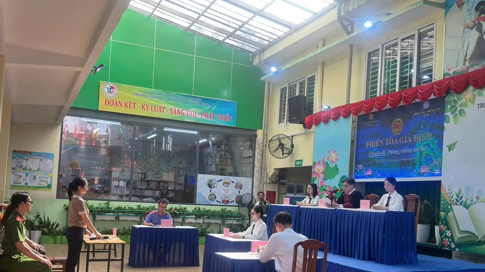 Phiên tòa giả định giúp học sinh có cơ hội tìm hiểu quy định pháp luật, nhận diện hành vi vi phạm và nâng cao ý thức tự bảo vệ bản thân