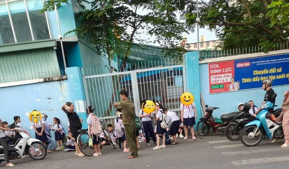 Phụ huynh phản ánh hình ảnh nhiều học sinh phải ngồi ngoài đường vì đi học sớm, trường chưa mở cổng
