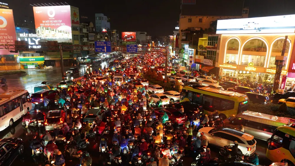 Ngã tư Hàng Xanh, phường Thạnh Mỹ Tây, ùn tắc kéo dài sau cơn mưa chiều 22-9. Ảnh: KIÊN CƯỜNG