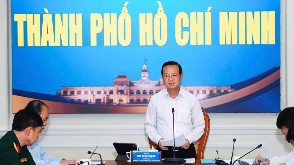 Triều cường vượt đỉnh lịch sử, TPHCM cấp bách chống ngập