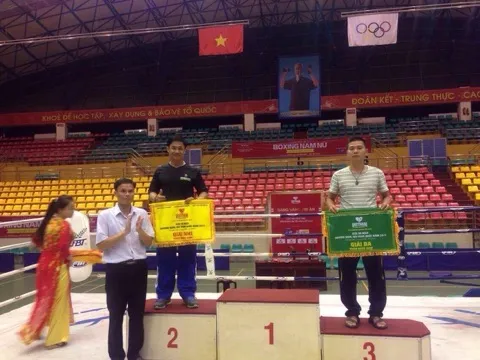 Bức xúc vì bị xử ép, đoàn boxing Quân đội đã không lên nhận giải. Ảnh: T. HOÀNG