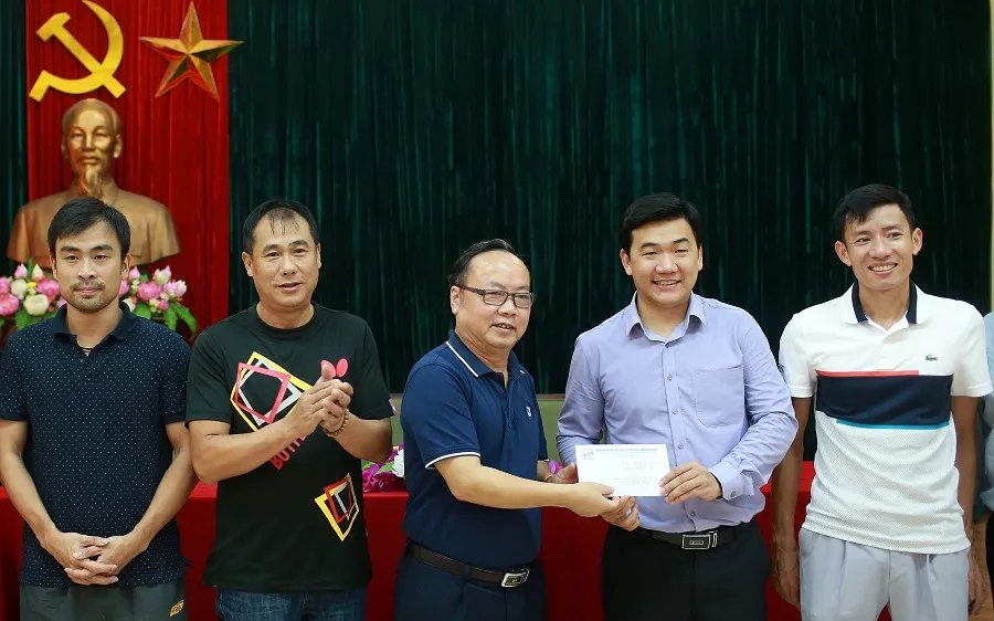 Chủ tịch Trần Gia Thái (giữa) trong buổi trao thưởng cho đội bóng bàn sau SEA Games 29. Ảnh: NGỌC HẢI
