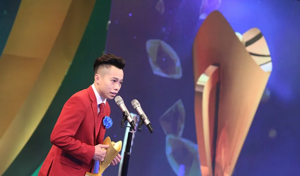Tuyển thủ TDDC Lê Thanh Tùng lần đầu tiên là VĐV nam xuất sắc nhất của Cúp chiến thắng. Ảnh: NGỌC HẢI