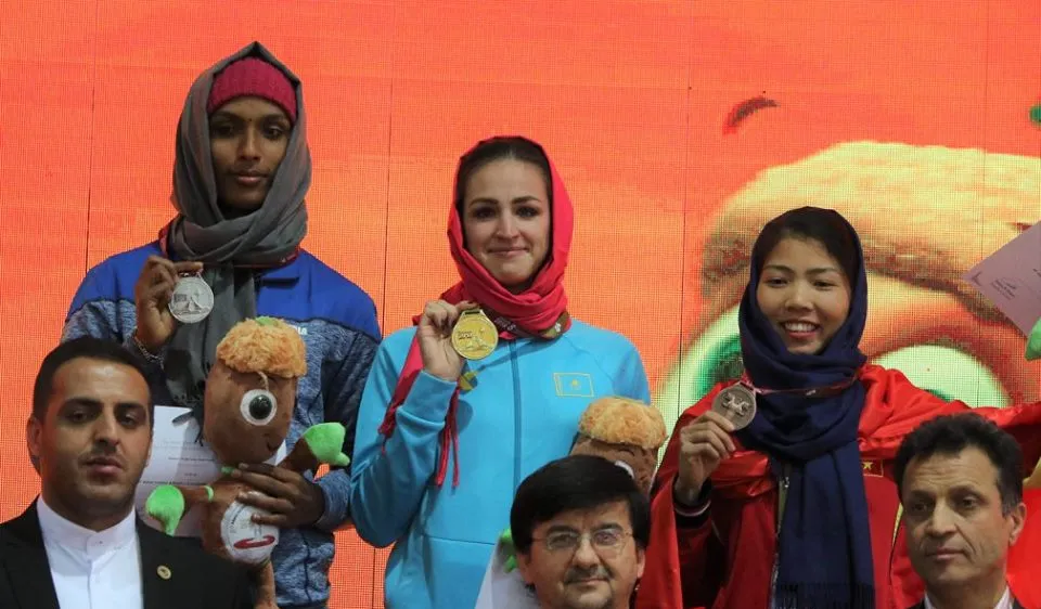 Thu Thảo (ngoài cùng bên phải, hàng sau) đã có HCĐ đầu tiên năm 2018. Nguồn: AAA