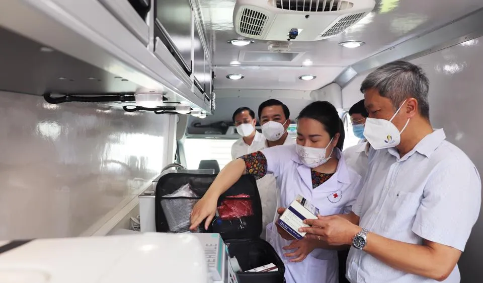 Lãnh đạo Bộ Y tế kiểm tra sự chuẩn bị của Y tế Hà Nội đối với công tác phục vụ SEA Games 31. Ảnh: THANH BÌNH