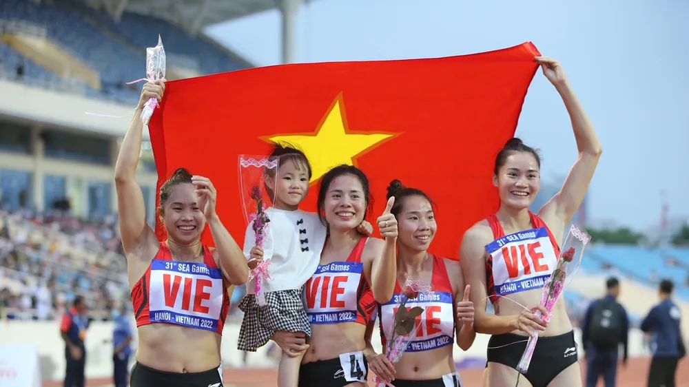 Đội tiếp sức nữ 4x400m đã vô địch SEA Games 31. Ảnh; DŨNG PHƯƠNG
