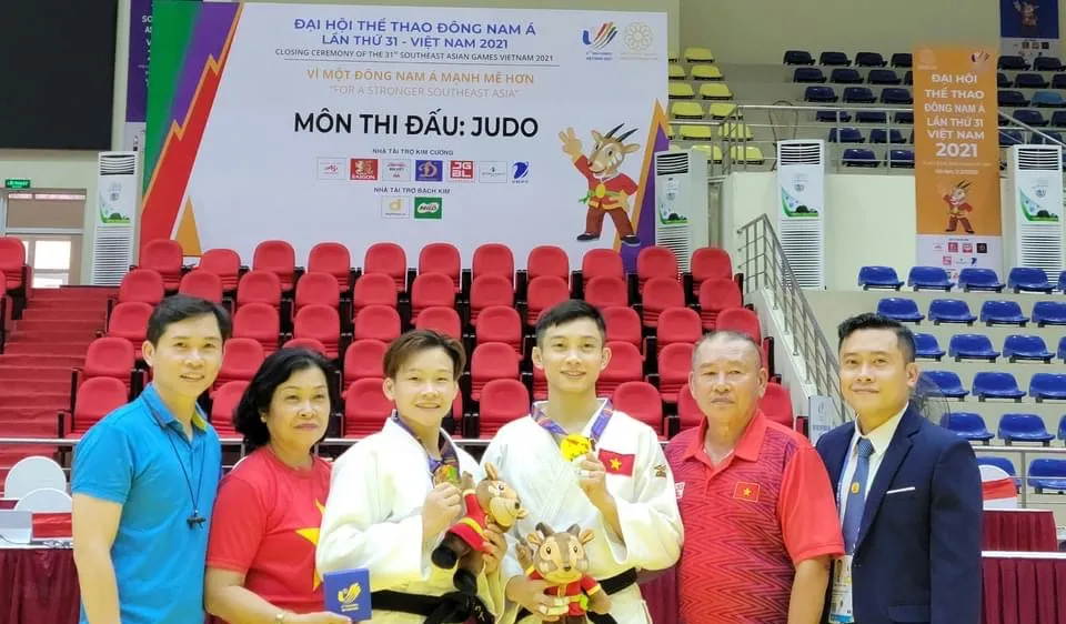 Thanh Thủy và em trai Hoàng Thành cùng giành HCV tại SEA Games 31. Ảnh: THANH THỦY