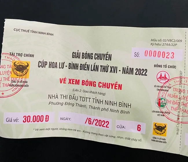 Vé bán vào sân xem thi đấu bóng chuyền tại Cúp Hoa Lư-Bình Điền 2022 ở Ninh Bình. Việc bán vé trở lại ở các giải đấu bóng chuyền trong nước sẽ tăng thêm nguồn thu cho nhà tổ chức. Ảnh: M.CHIẾN