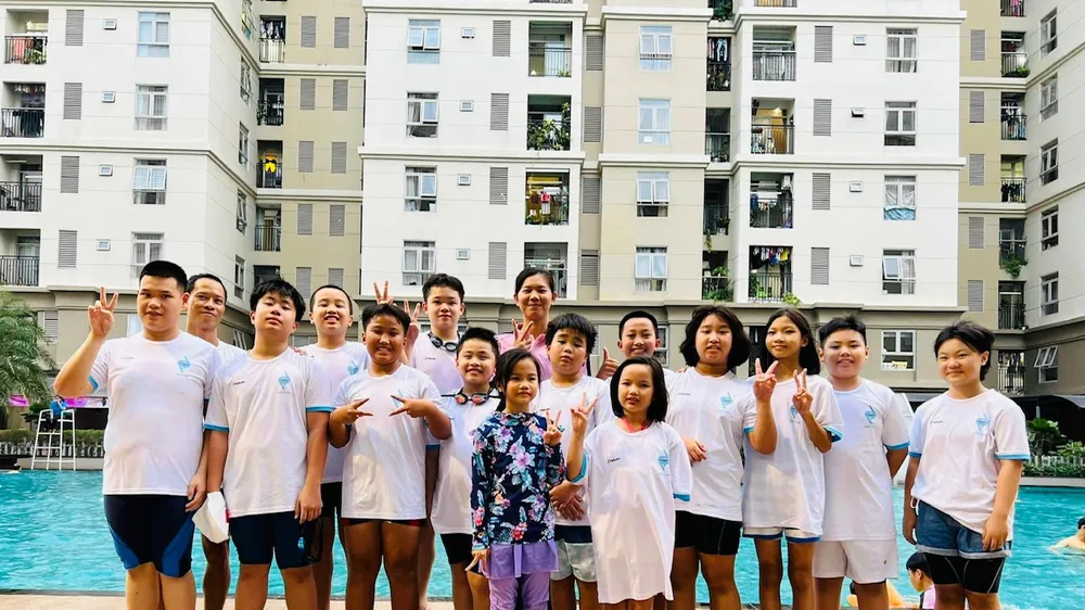 Ánh Viên và các học viên nhí tại câu lạc bộ bơi của mình. Ảnh: ÁNH VIÊN