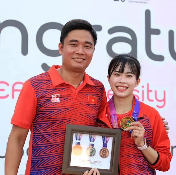 Tuyển thủ Vũ Thị Ngọc Hà đã có 2 tấm HCV tại Đại hội thể thao sinh viên Đông Nam Á 2022 và HLV trưởng đội tuyển điền kinh Việt Nam - ông Nguyễn Mạnh Hiếu cũng có mặt tại Thái Lan lúc này. Ảnh: NGỌC HÀ