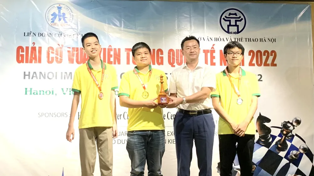 Lãnh đạo Sở VH-TT Hà Nội đã trao thưởng cho các kỳ thủ đạt thành tích tại giải trong lễ bế mạc. Ảnh: BTC
