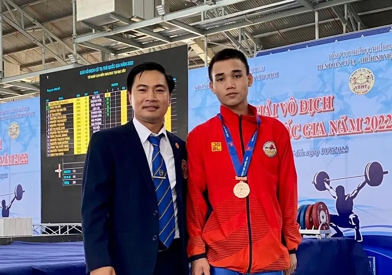 Cựu lực sĩ Hoàng Anh Tuấn (trái) giờ đã là một trọng tài và HLV ở các giải cử tạ trong nước. Ảnh: HA.TUẤN