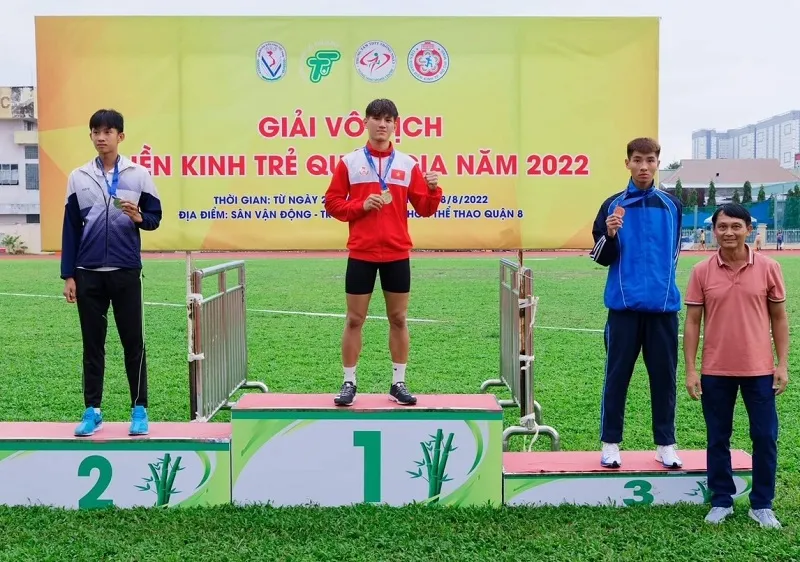 Lê Quốc Huy của điền kinh Quảng Nam đã là nhà vô địch trẻ 400m rào nam năm nay. Ảnh: HIZO THAI