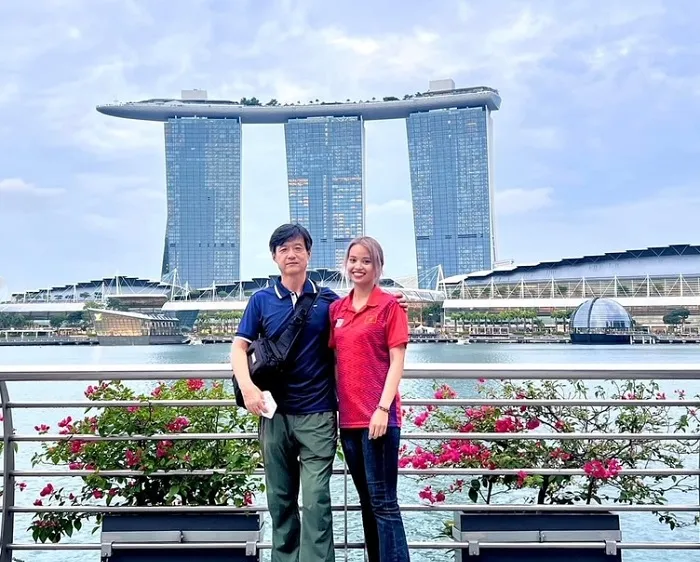 Tuyển thủ Ánh Nguyệt và chuyên gia Hàn Quốc của đội tuyển bắn cung Việt Nam chụp ảnh lưu niệm trước khi sẵn sàng bước vào tranh tài ở Singapore. Ảnh: A.NGUYỆT