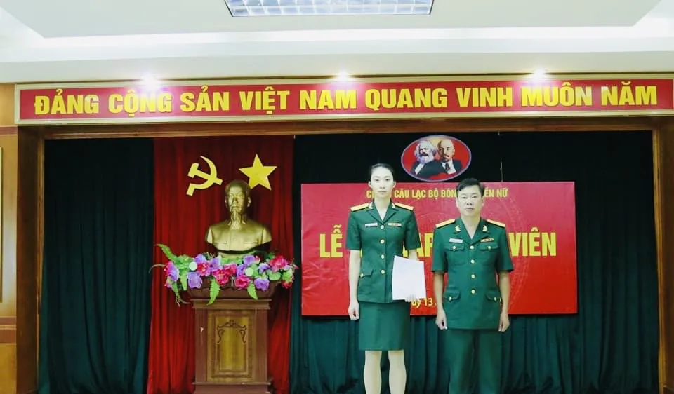 Chủ công Phạm Thị Nguyệt Anh đã được chi bộ của đội nữ Bộ tư lệnh Thông tin tổ chức lễ kếp nạp Đảng viên mới. Ảnh: BTLTT