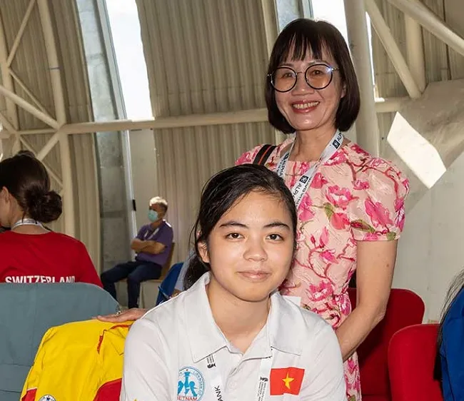 Hồng Nhung và tổng thư ký Liên đoàn cờ Việt Nam Nguyễn Anh Thư tại giải trẻ thế giới ở Romania. Ảnh: A.THƯ