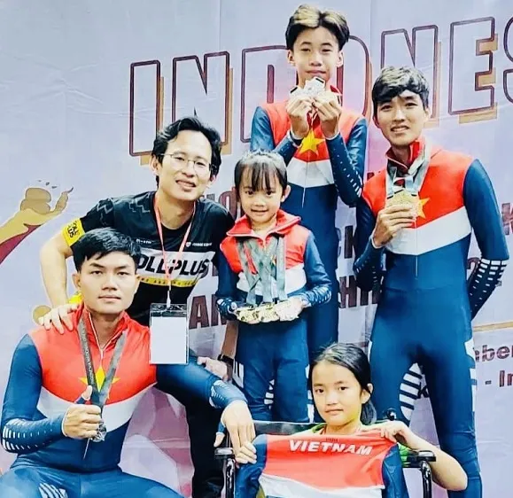 Các VĐV trượt băng của Việt Nam tại giải ở Indonesia. Ảnh: LĐTB