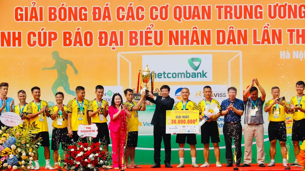 Ban tổ chức trao giải cho đội vô địch năm nay. Ảnh: ĐB.ND