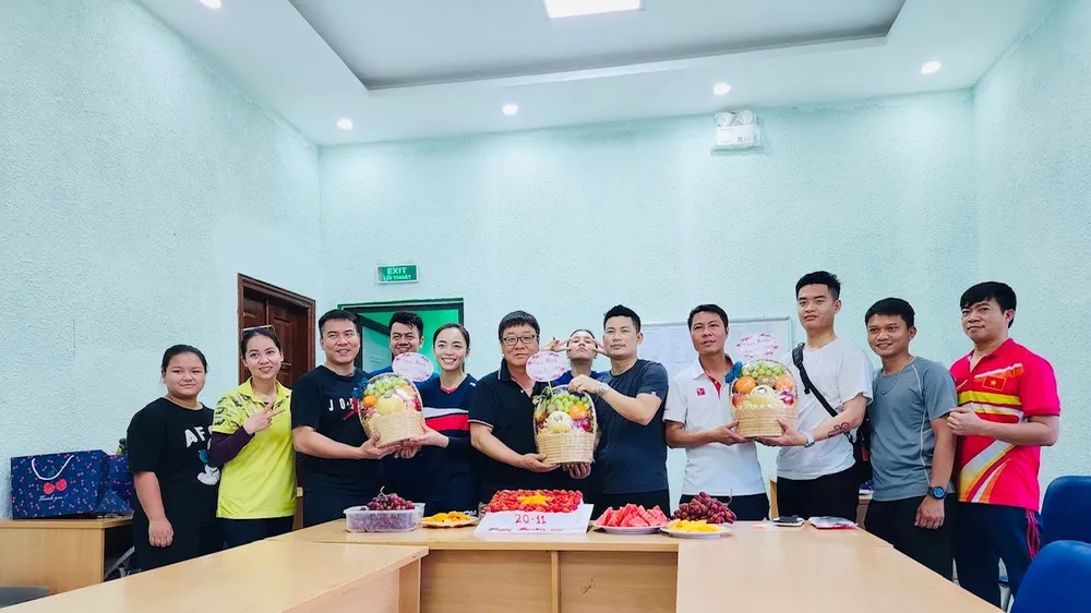 Chuyên gia Park Chung-gun được các học trò tại đội tuyển bắn súng Việt Nam chúc mừng ngày nhà giáo Việt Nam. Ảnh: PARK
